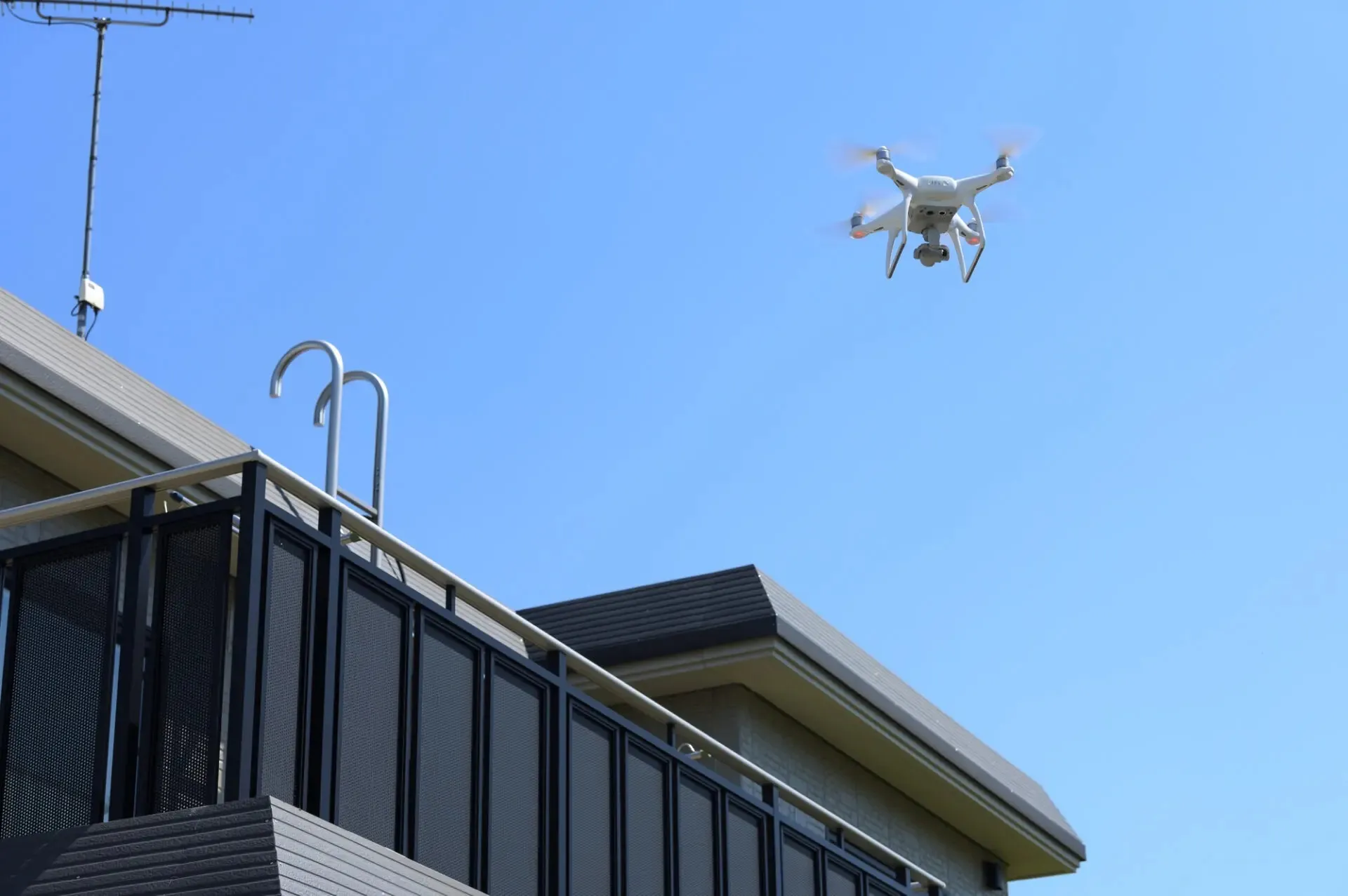 商業施設の外壁調査(ドローン使用)