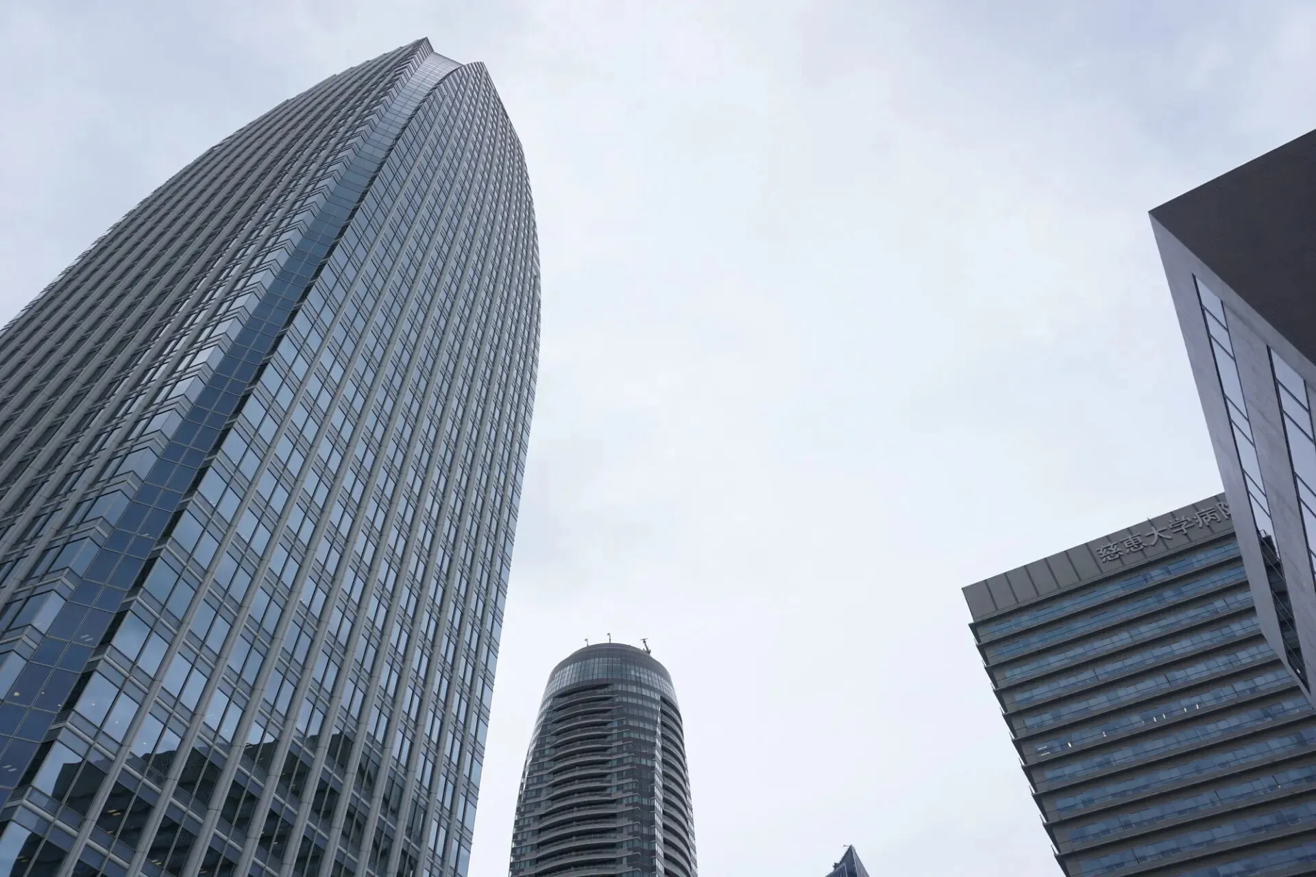 高層ビル外壁のひび割れ補修工事